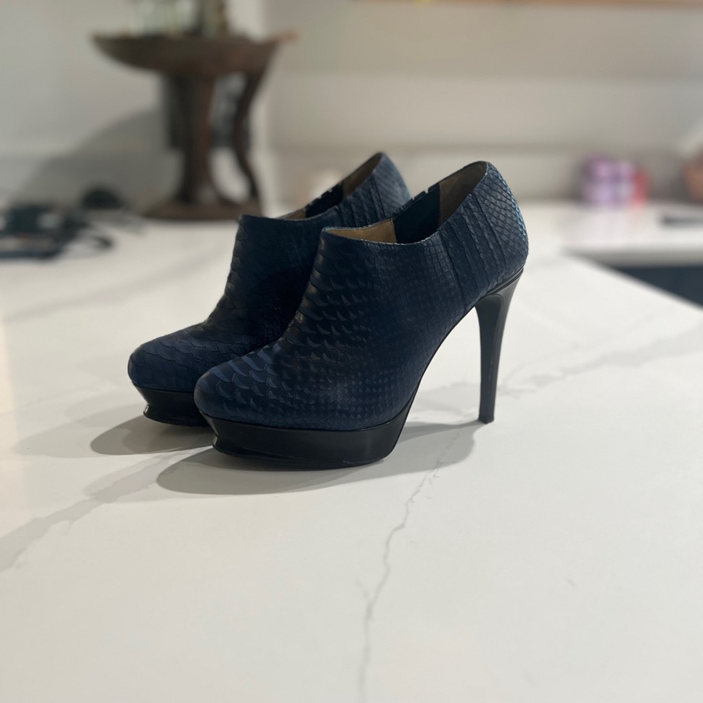 Kenneth Cole Navy Textured Heels
